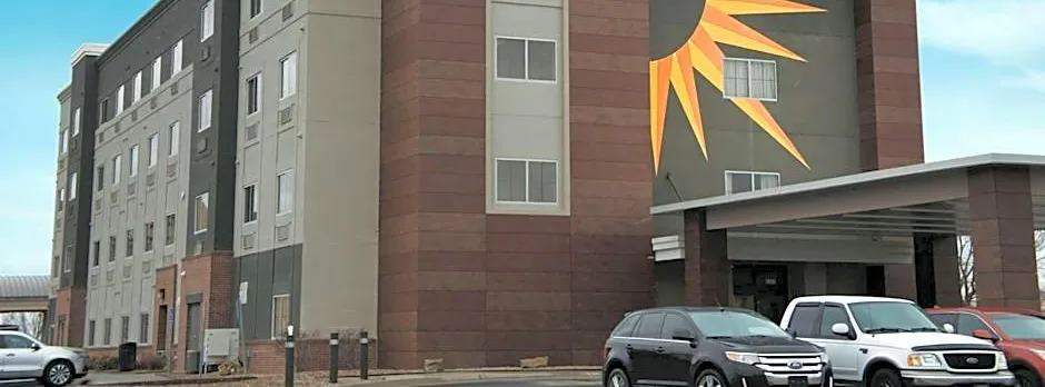 La Quinta Inn & Suites by Wyndham Wichita Airport