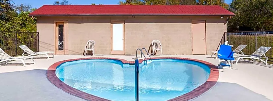 Travelodge by Wyndham Clarksville