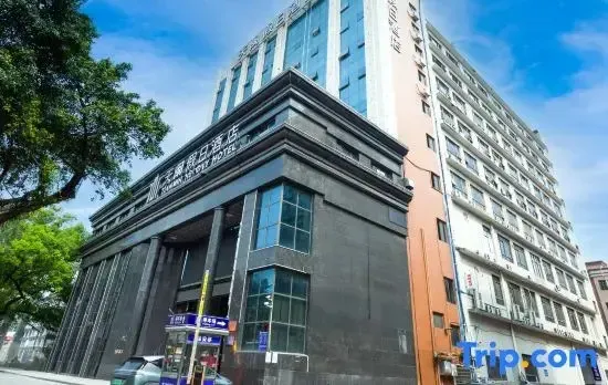 Tianmin Holiday Hotel (Guangzhou Baiyun Dayuan Light Rail Metro Station Store)