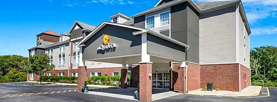 La Quinta Inn & Suites by Wyndham Stonington-Mystic Area