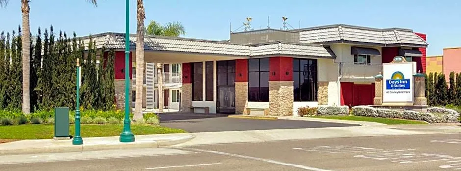 Days Inn & Suites by Wyndham Anaheim At Disneyland Park