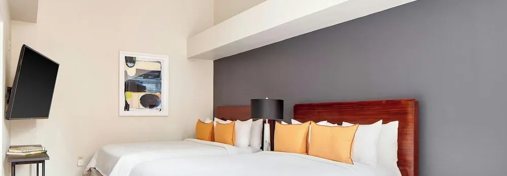 The Arco Hotel Midtown Village, Sonder