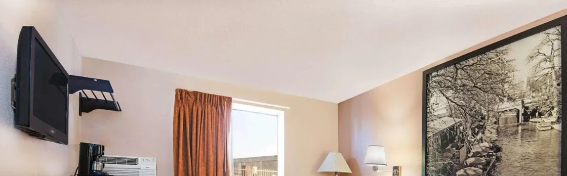 Super 8 by Wyndham San Antonio/I-35 North
