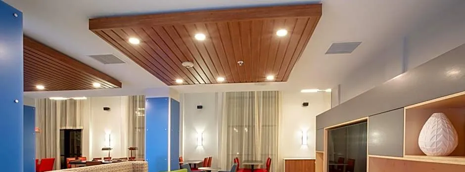 Holiday Inn Express & Suites Phoenix - Glendale Sports Dist By IHG