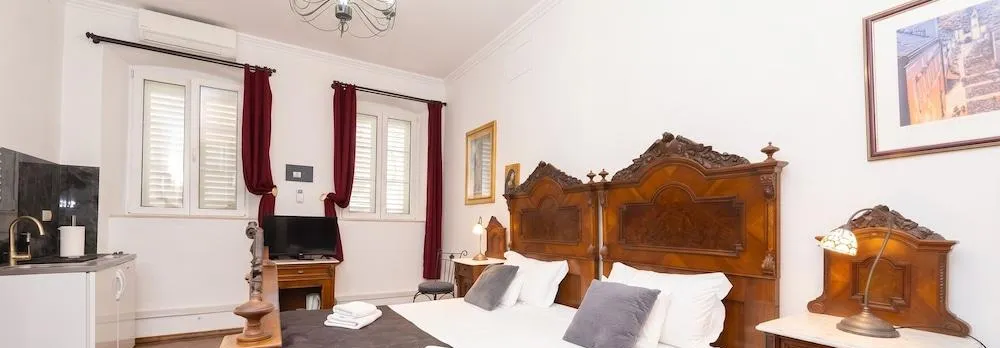 Amoret Apartments
