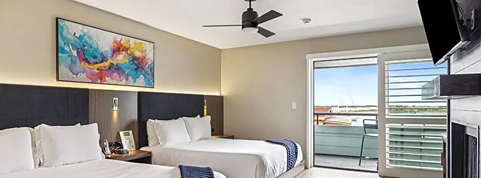 456 Embarcadero Inn & Suites