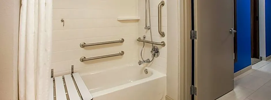 Holiday Inn Express And Suites Detroit Dearborn By IHG
