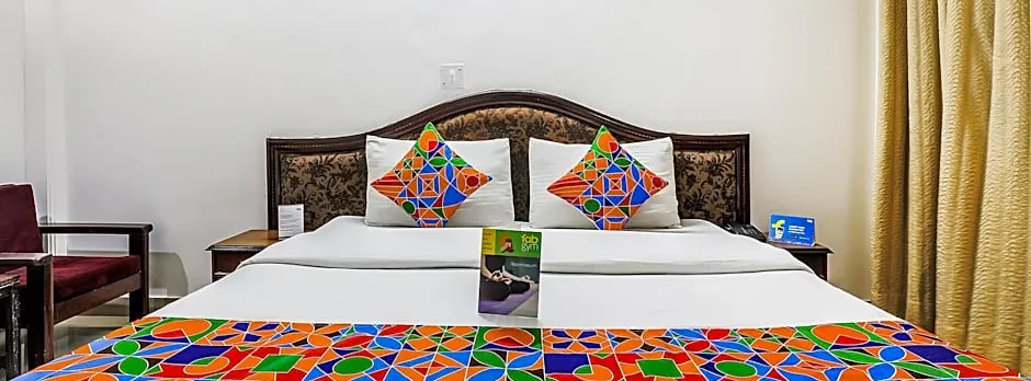 Via Hemkunt Mansion - Nr Noida Sector-15 Metro