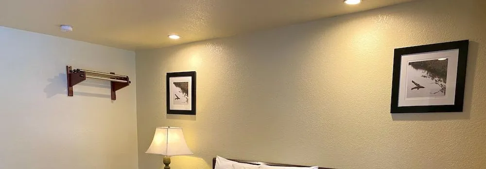 Whistling Pines Motel