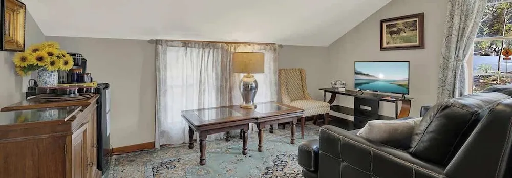 East Suite in Gillespie House -steps to Main Street!