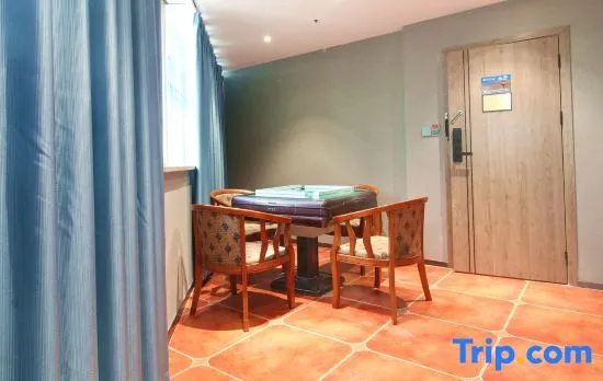 Jianshe Light Luxury Hotel (Chongqing Guanyinqiao Pedestrian Street Beichen Famous City Store)