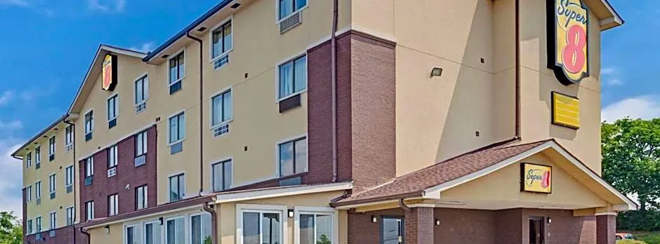 Super 8 by Wyndham Nashville/ Dntn/ Opryland Area