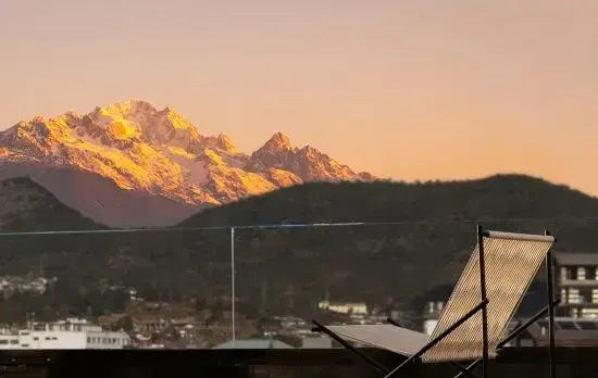 Peak Vista-Golden Peaks View Resort: Sky Garden Café & Snow Mountain Terrace (Lijiang Ancient Town)