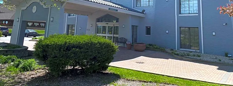 Days Inn & Suites by Wyndham Arlington Heights