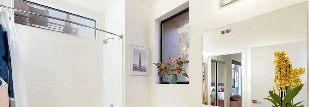 Silverlake Sunset Treehouse Art-filled Escape w/ Jacuzzi + Sauna Avantstay
