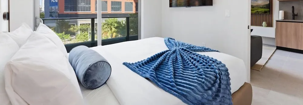 2BR + Den Downtown Miami for 5