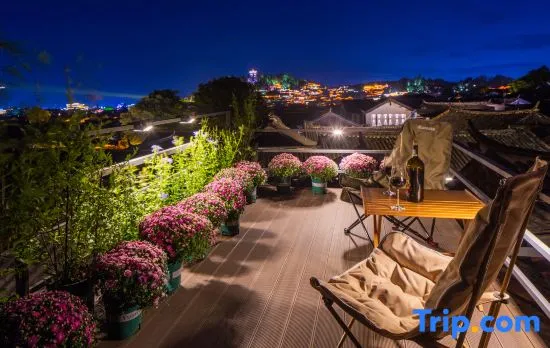 Bamboo Pavilion·Grace: A Panoramic Sky Garden Art Homestay with Ancient City and Snow Mountain Views