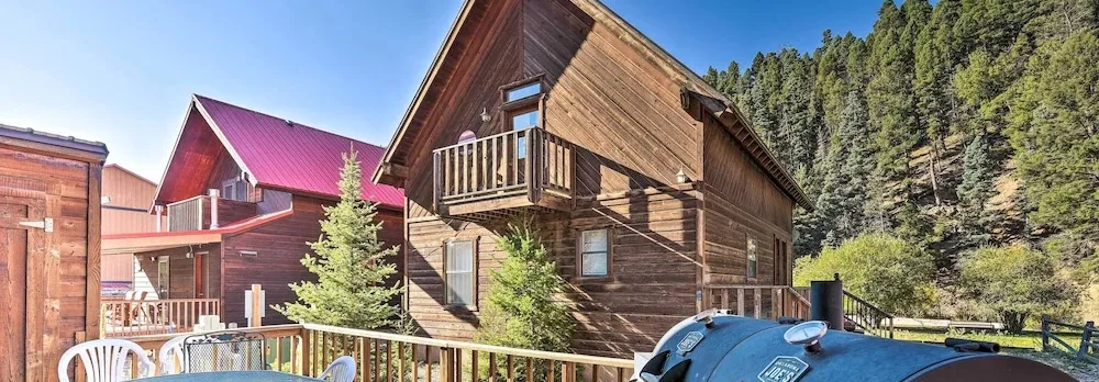 Ski-in/ski-out Red River Cabin w/ Mtn Views!
