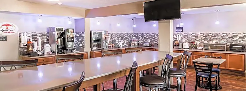 Super 8 by Wyndham Iowa City/Coralville