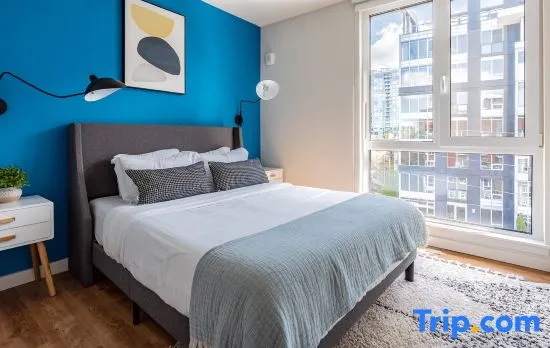 3BR | Views, Balcony, Gym | Bellevue | Sophari B