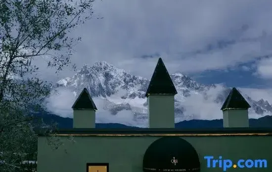 Linqi Guyin Lijiang | Golden Snow Mountain Sunshine · Sky Garden Homestay