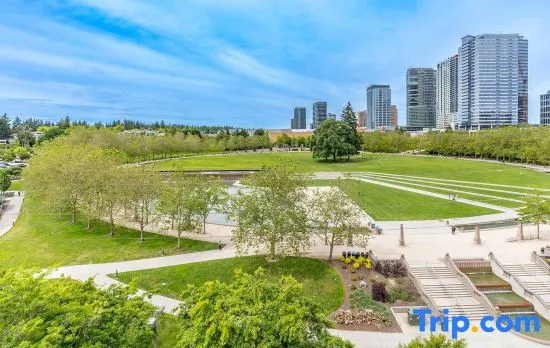 2BR | Gym, Balcony, Views | Sophari B | Bellevue