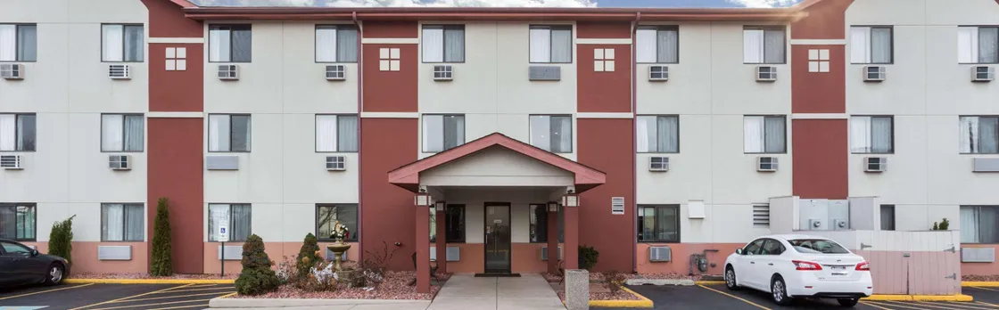 Super 8 by Wyndham Mundelein/Libertyville Area