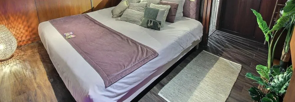 VIP Paris Yacht Hotel (Adults only)