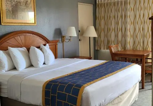 Days Inn & Suites by Wyndham Orlando East UCF Area