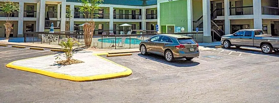 Quality Inn & Suites Near Six Flags - Austell