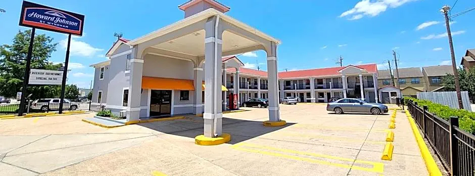 Howard Johnson by Wyndham Houston Heights/Downtown