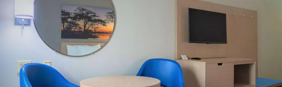 Days Inn & Suites by Wyndham Savannah North I-95