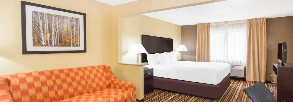 Days Inn & Suites by Wyndham Davenport East