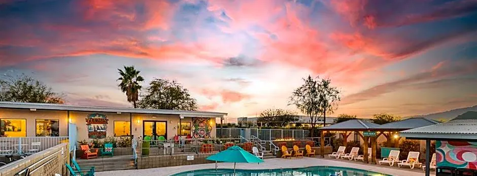 Hotel McCoy Tucson - Art, Coffee, Beer, Wine, Pool