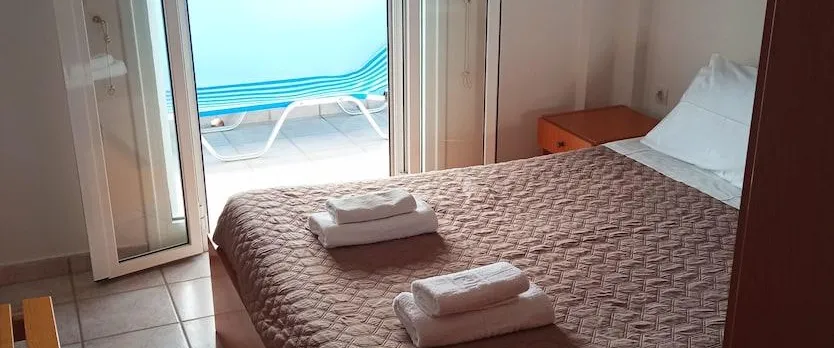 Agios Georgios - 2 Beds - Sleeps 5 - Free Parking