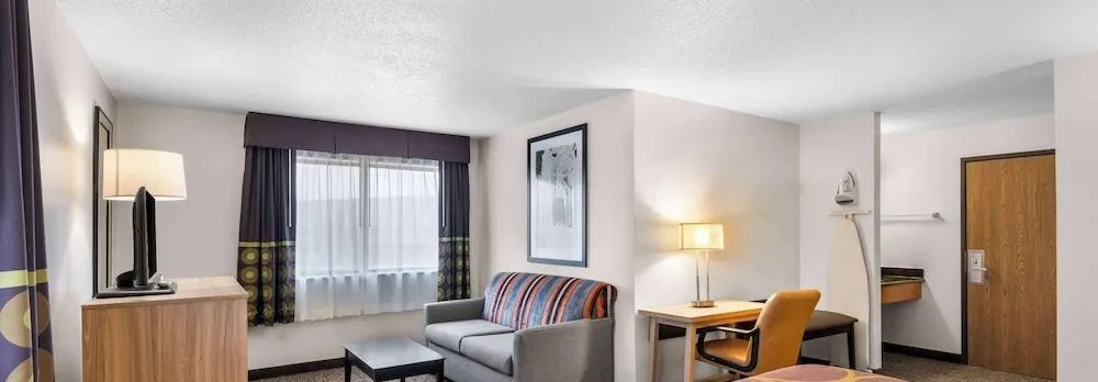 Super 8 by Wyndham Oelwein