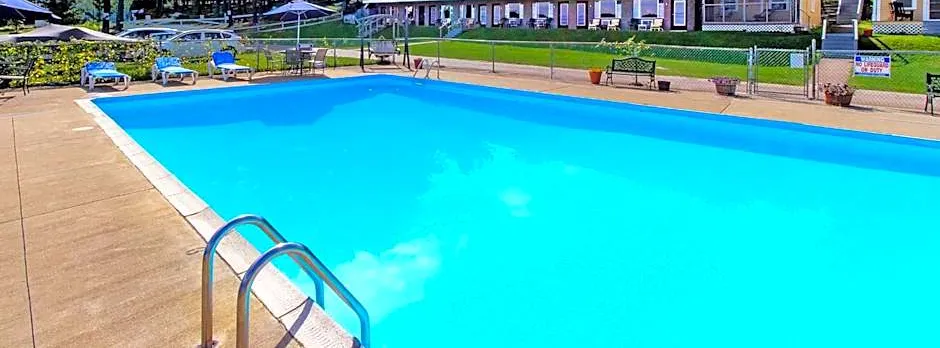 Half Moon Motel & Cottages