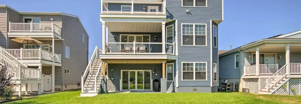 Gorgeous Newly Built Home: Golf Course View!