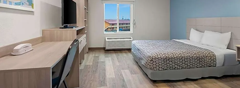 WoodSpring Suites Medford near I-5
