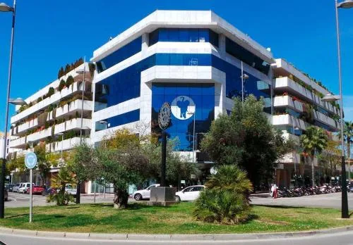 MARBELLA HOME RENTALS - Edificio Tembo, Puerto Banus, 2BR, parking & pool