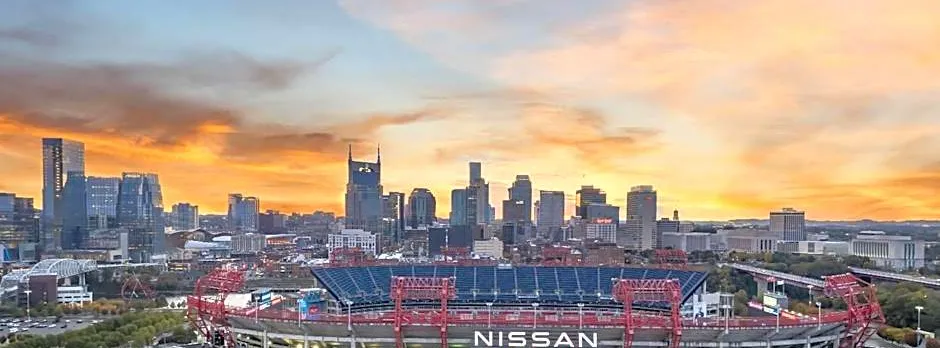 La Quinta Inn & Suites by Wyndham Nashville Downtown Stadium