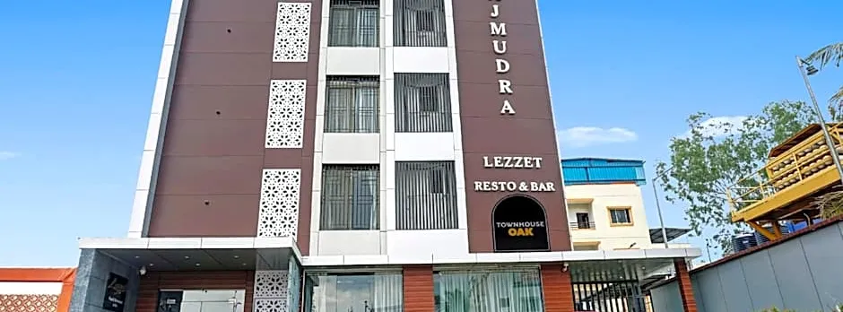 Super Townhouse OAK Hotel Rajmudra