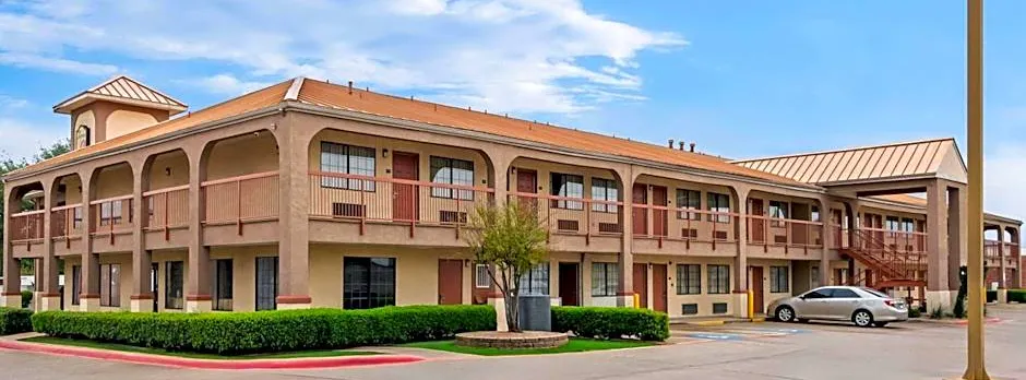 Super 8 by Wyndham Grand Prairie Southwest