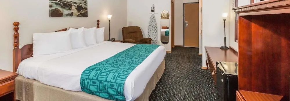 Howard Johnson by Wyndham Wichita Airport