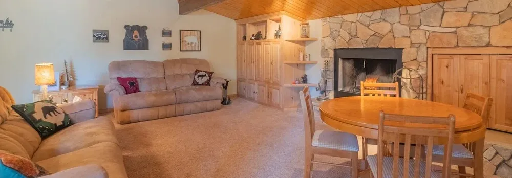 Moonridge Manor - Very Lovely Cabin In A Quiet Neighborhood With An Amazing Hot Tub! 4 Bedroom Home