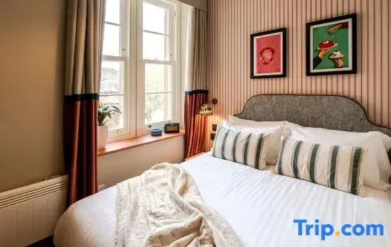 Pembroke House | 1 Bed apartment | Pin Stripe Pink