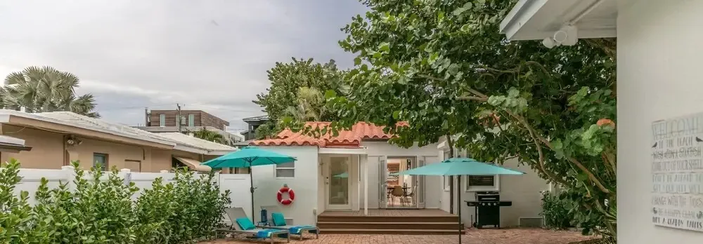 Walk to Beach two Cottages Swimming Pool hot tub Surf and Sand Resldences, Fort Lauderdale