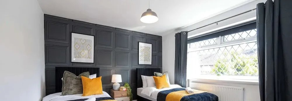 Spacious Apartment Near MCR Airport