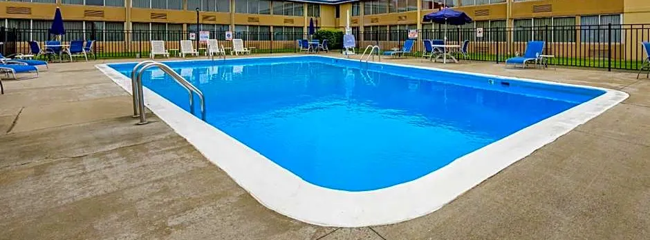 Econo Lodge Inn & Suites Triadelphia - Wheeling