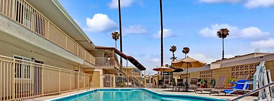 Super 8 by Wyndham Los Angeles-Culver City Area